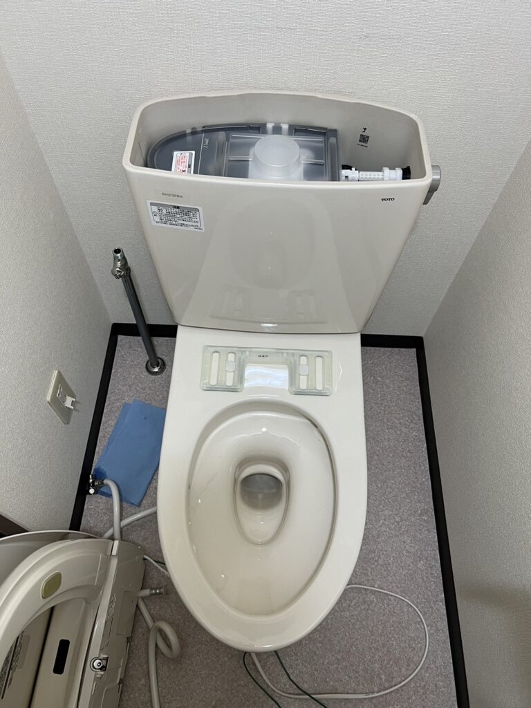 トイレ交換8_タンク取り付け